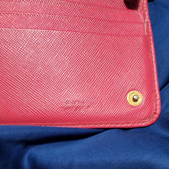 PRADA EUC SAFFIANO LEATHER TRIFOLD WALLET includes Authentication card - Picture 7 of 10